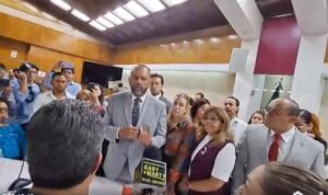Chocan Xóchitl Contreras y Héctor Ortiz por inundaciones en Gardeno