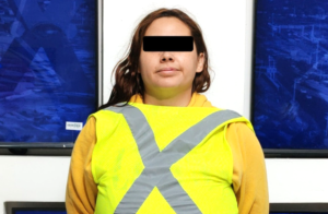 Arrestan a mujer en posesión de vehículo con reporte de robo