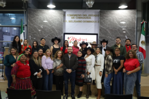 Conversa Arturo Medina con mujeres jóvenes del campo chihuahuense