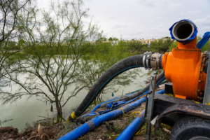 Bombea JMAS 7 millones de litros de agua del dique en el fraccionamiento Gardeno.