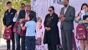 Entrega alcalde domo y kits escolares en primaria del suroriente