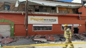 Colapsa fachada de Papelerama en zona Centro; evacúan negocio y comercios aledaños