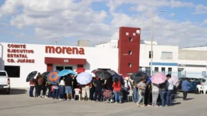 Militantes de Morena protestan en Juárez contra designación de Andrea Chávez