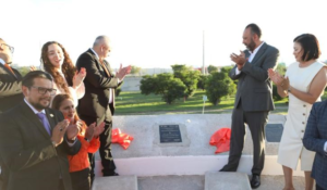 Develan placa en honor a Javier González Mocken